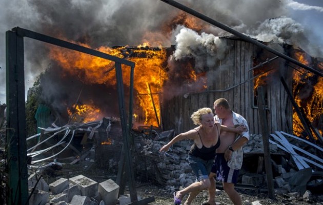 Το Κίεβο βομβαρδίζει πόλεις στην ανατολική Ουκρανία (βίντεο)