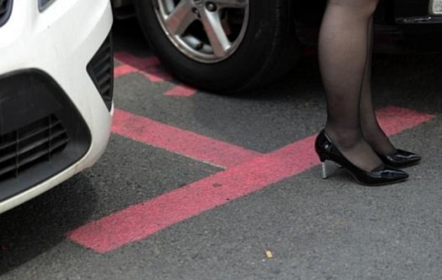 Οι θέσεις πάρκινγκ για γυναίκες είναι ροζ και μεγάλες (εικόνες)