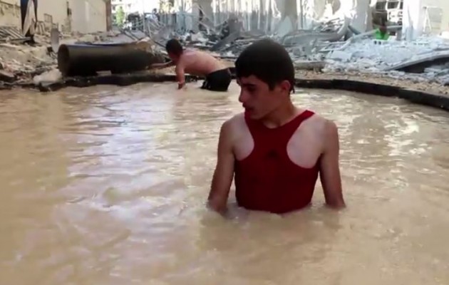 Συρία: Μπάνιο στις αυτοσχέδιες “πισίνες” από τους κρατήρες των βομβών (βίντεο)