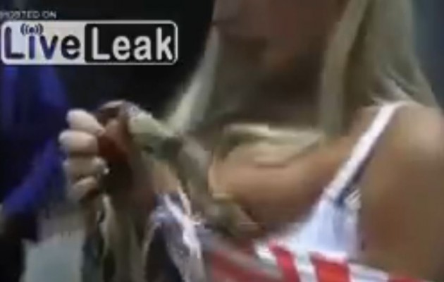 Ο πονηρός… πύθωνας της δάγκωσε το… στήθος (βίντεο)