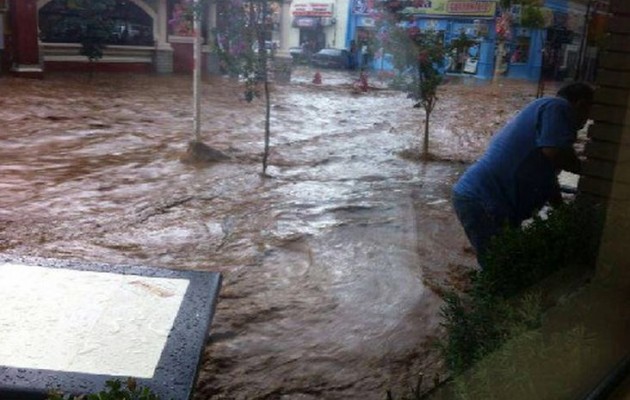 Μεξικό: Δραματική διάσωση ανθρώπων από τις πλημμύρες (βίντεο)