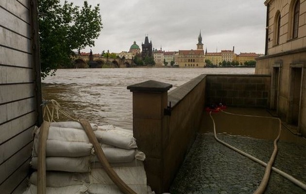 Πράγα: Ποτάμια οι δρόμοι – Πλημμύρισε το ιστορικό κέντρο (βίντεο)