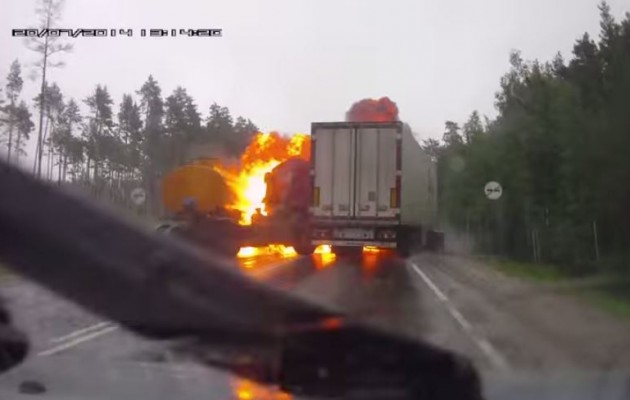 Ρωσία: Βυτιοφόρο με καύσιμα φλέγεται μετά από τροχαίο (βίντεο)