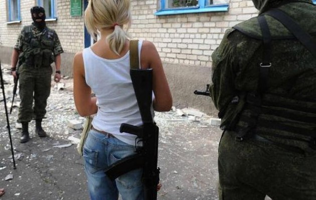 Δείτε την ξανθιά κουκλάρα που πολεμά με τους αντάρτες στην Ουκρανία (φωτογραφίες)
