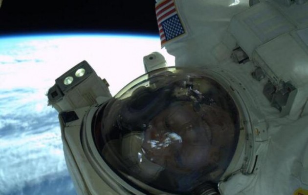 Αυτή είναι selfie! Αστροναύτης φωτογραφίζεται στο διάστημα με φόντο τη Γη