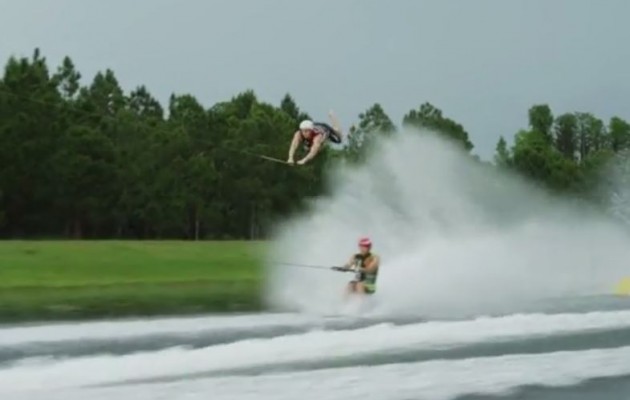 Τέτοιο φανταστικό σόου με σκι στο νερό δεν έχετε ξαναδεί (βίντεο)