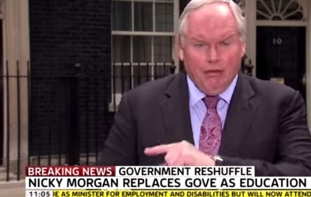 Βρετανία: Ρεπόρτερ του Sky News καταπίνει μύγα σε ζωντανή σύνδεση (βίντεο)