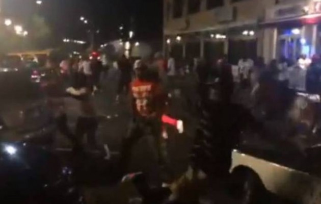 Βίντεο: Νεαρός άνοιξε πυρ έξω από πολυσύχναστο κλαμπ για μια γυναίκα