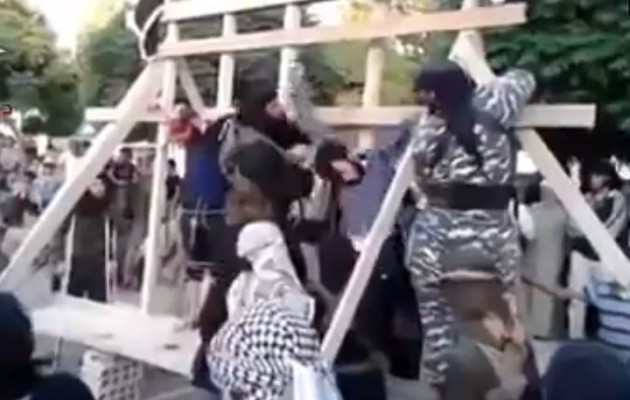 Φρίκη: Τζιχαντιστές στην Συρία εκτελούν και μετά σταυρώνουν τα θύματα (βίντεο)