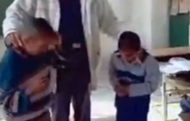 Δάσκαλος χτυπάει μαθητές και τους βάζει να χτυπηθούν μεταξύ τους (βίντεο)