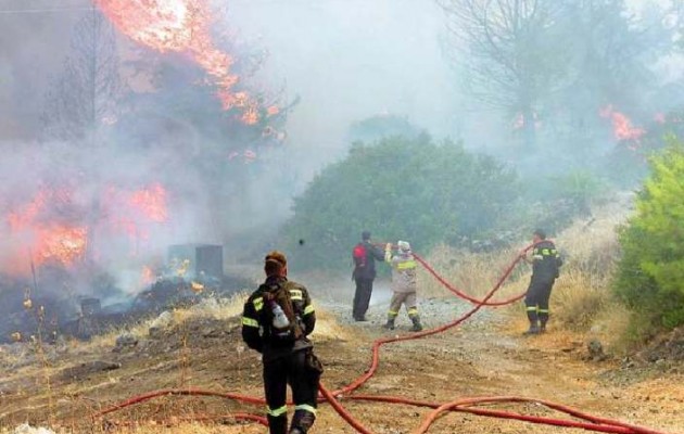 Κινδυνεύει μοναστήρι στη Θήβα από φωτιά που ξέσπασε νωρίς το απόγευμα