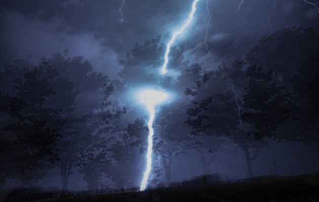 Κεραυνός χτύπησε ζευγάρι την ώρα που κοιμόταν και τη γλίτωσαν!