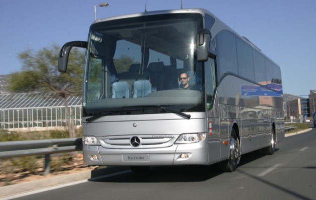 Τουριστικό λεωφορείο έπιασε φωτιά στην εθνική οδό