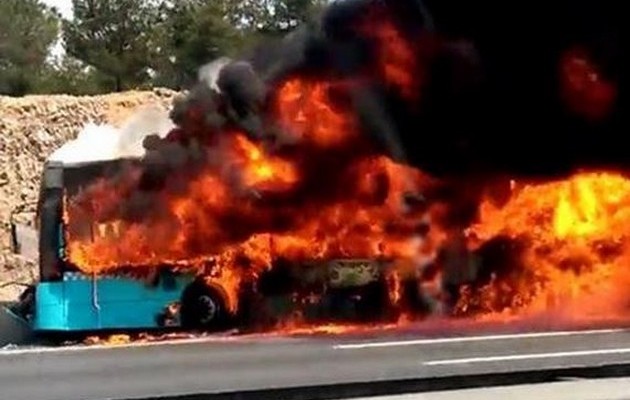 Τέσσερις Τούρκοι κάηκαν ζωντανοί σε φλεγόμενο λεωφορείο (βίντεο)