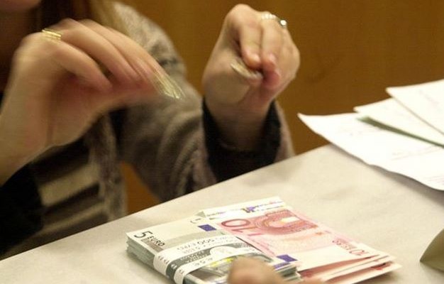 Η κυβέρνηση ρυθμίζει τα δάνεια 145.000 δημοσίων υπαλλήλων