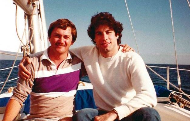 Με απόφαση δικαστηρίου μπορεί να μιλάει δημοσίως για την gay σχέση με τον Τραβόλτα