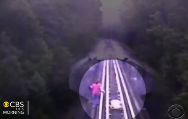 ΗΠΑ: Το τρένο πέρασε από πάνω τους και… έζησαν (βίντεο)