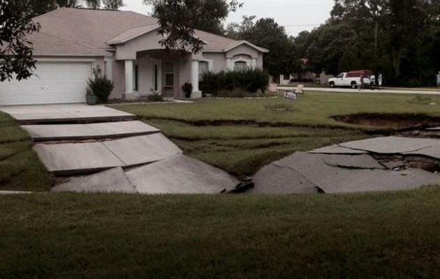 Τρύπα 12 μέτρων άνοιξε στην αυλή σπιτιού στην Φλόριντα (βίντεο)