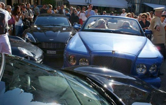 Ξανθιά προκαλεί καραμπόλα με πανάκριβα αυτοκίνητα και κάνει ζημιά 1,1 εκ. δολάρια! (βίντεο)