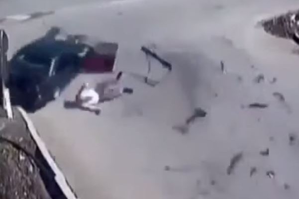 Εκσφενδονίστηκε μετά από τροχαίο και έφυγε σαν να μην συνέβη τίποτα (βίντεο)