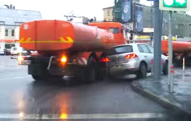 Να γιατί απαγορεύεται η προσπέραση από τα δεξιά (βίντεο)