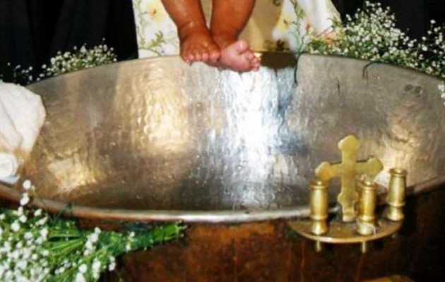 Σε απόγνωση νεαρή μητέρα που της απαγόρευσαν να βαπτίσει το παιδί σε ξωκκλήσι