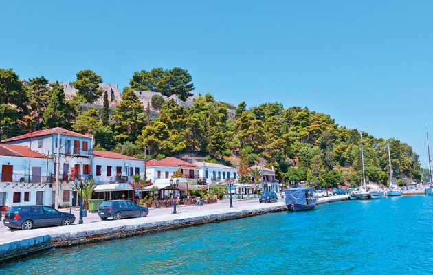 Βόνιτσα: Αστυνομικός βούτηξε με το εσώρουχο στη θάλασσα να σώσει ηλικιωμένο