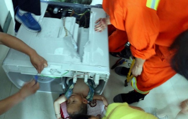 Απίστευτο βίντεο: Αγοράκι εγκλωβίστηκε στο πλυντήριο