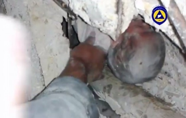 Συγκλονιστικό βίντεο: Απεγκλωβισμός βρέφους από βομβαρδισμένο σπίτι στο Χαλέπι