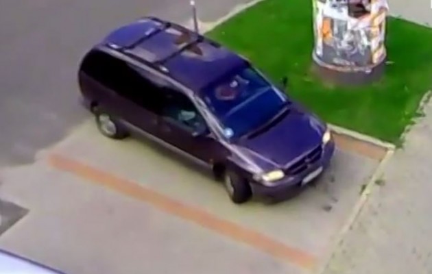 Απίστευτο γέλιο: Η… ξανθιά προσπαθεί να ξεπαρκάρει (βίντεο)