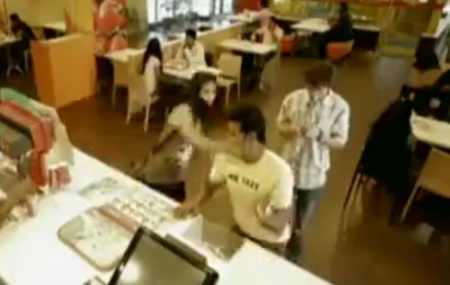 “Μην κοιτάς το στήθος μου”: Η διαφήμιση – χαστούκι από την Ινδία που τα σπάει (βίντεο)