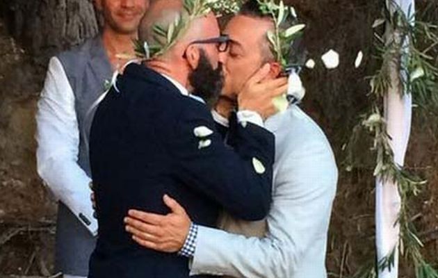 Κύπριος σκηνοθέτης παντρεύτηκε τον αγαπημένο του στην Ελλάδα