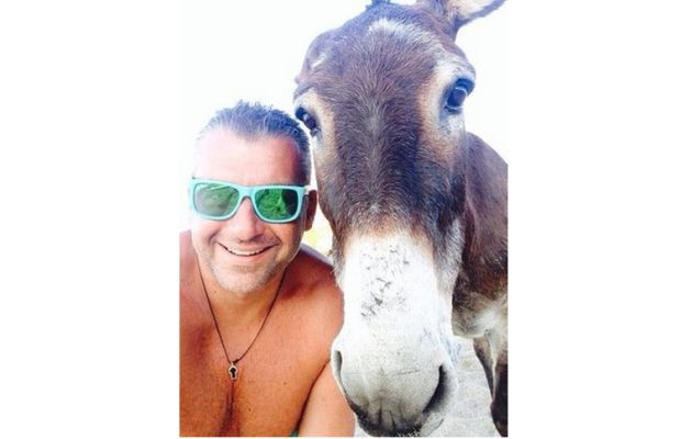 Έλεος! Ο Γιώργος Λιάγκας όπου πάει βγάζει την ίδια selfie!