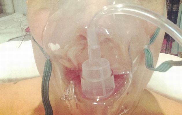 Διάσημη τραγουδίστρια στο νοσοκομείο με μάσκα οξυγόνου
