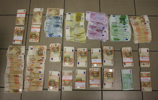 Θεσσαλονίκη: Έκλεψε από τον άντρα της… 220.000 ευρώ