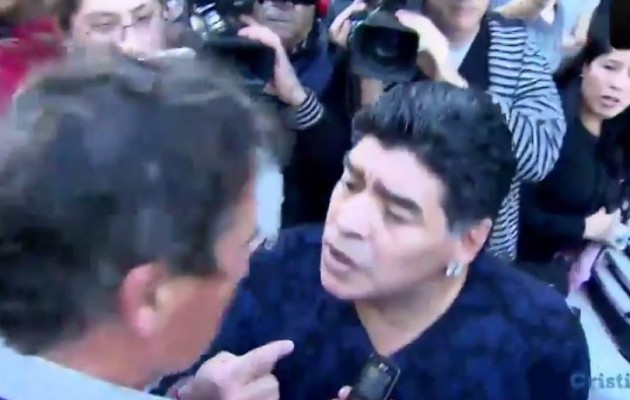 Ο Μαραντόνα χαστούκισε δημοσιογράφο γιατί έκλεισε το μάτι στην σύντροφό του (βίντεο)