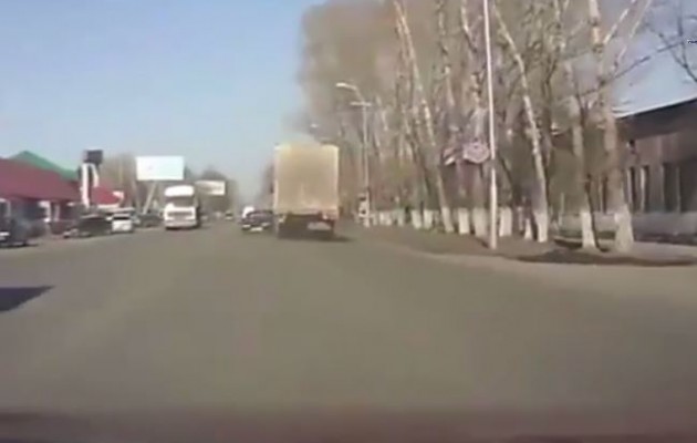 Απίστευτο: Πέρασε το αυτοκίνητο κάτω από το φορτηγό (βίντεο)