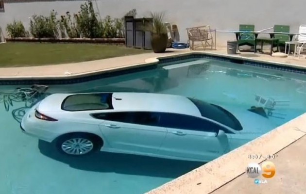 Έριξε το αυτοκίνητό του σε πισίνα (βίντεο)