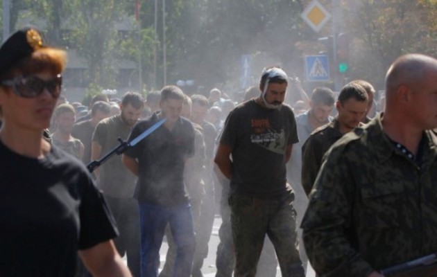 Ουκρανοί αιχμάλωτοι “παρέλασαν” στους δρόμους του Ντονέτσκ (βίντεο)