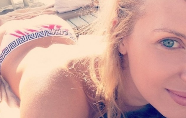 Χριστίνα Αλούπη: Μπρούμυτα χωρίς το πάνω μέρος του μπικίνι