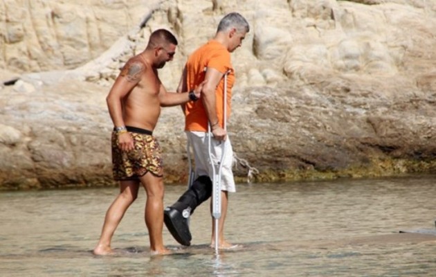 Φωτορεπορτάζ: Βούτηξε και με τις πατερίτσες ο Σπηλιωτόπουλος