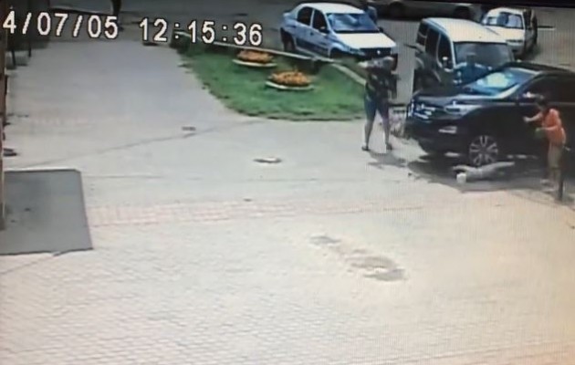 Ρωσία: Τζιπ πατάει μικρό παιδί και ευτυχώς γλυτώνει  (βίντεο)