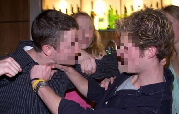 Τους βρήκαν αναίσθητους και χτυπημένους έξω από μπαρ στο Ηράκλειο