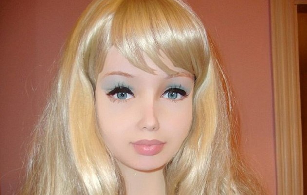 Η μικρότερη ζωντανή κούκλα Μπάρμπι στον κόσμο είναι 16 ετών