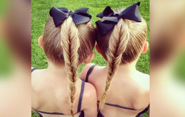 Μαμά κάνε τέχνη με τα μαλλιά της κόρης σου