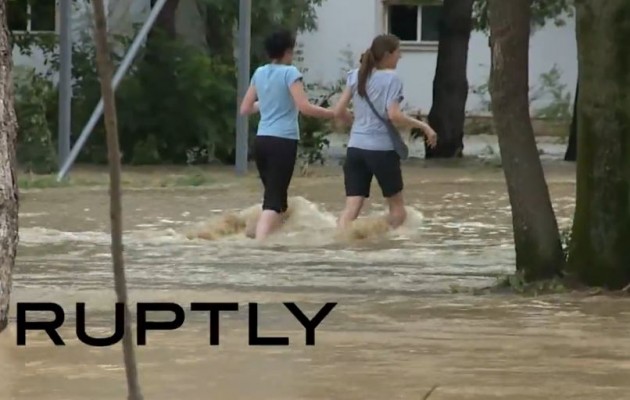 Βουλγαρία: Εγκαταλείπουν τις πλημμυρισμένες περιοχές – 1 νεκρός (βίντεο)