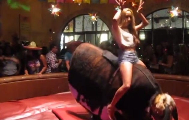 Bull Ride: Τρελά κορίτσια καβαλάνε τους ταύρους! (βίντεο)