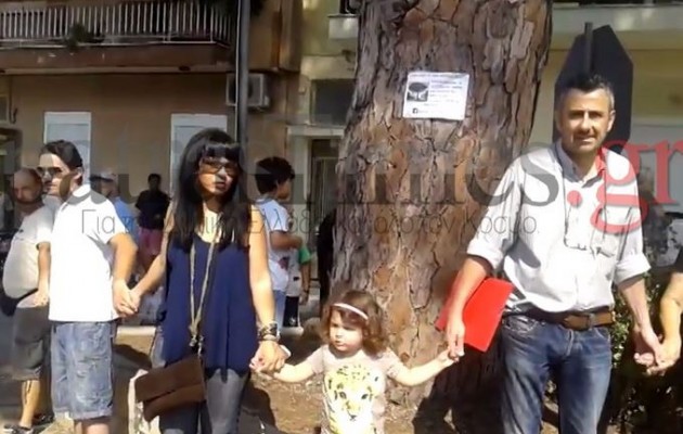 Αλυσοδέθηκαν για να σώσουν το δέντρο (βίντεο)