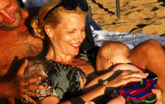 Πανέμορφο: Η Μάγδα Πένσου θηλάζει τον γιο της στην αγκαλιά του Δημήτρη Αποστόλου