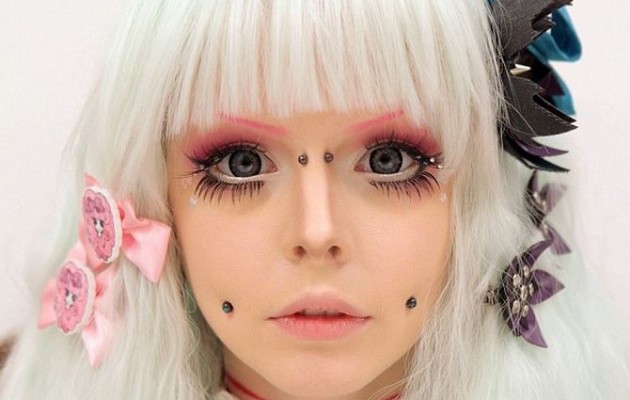 Ξοδεύει 200 λίρες το μήνα για να γίνεται… κούκλα